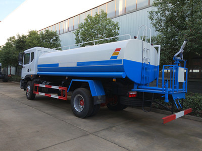 灑水車 城市清潔的默默守護者